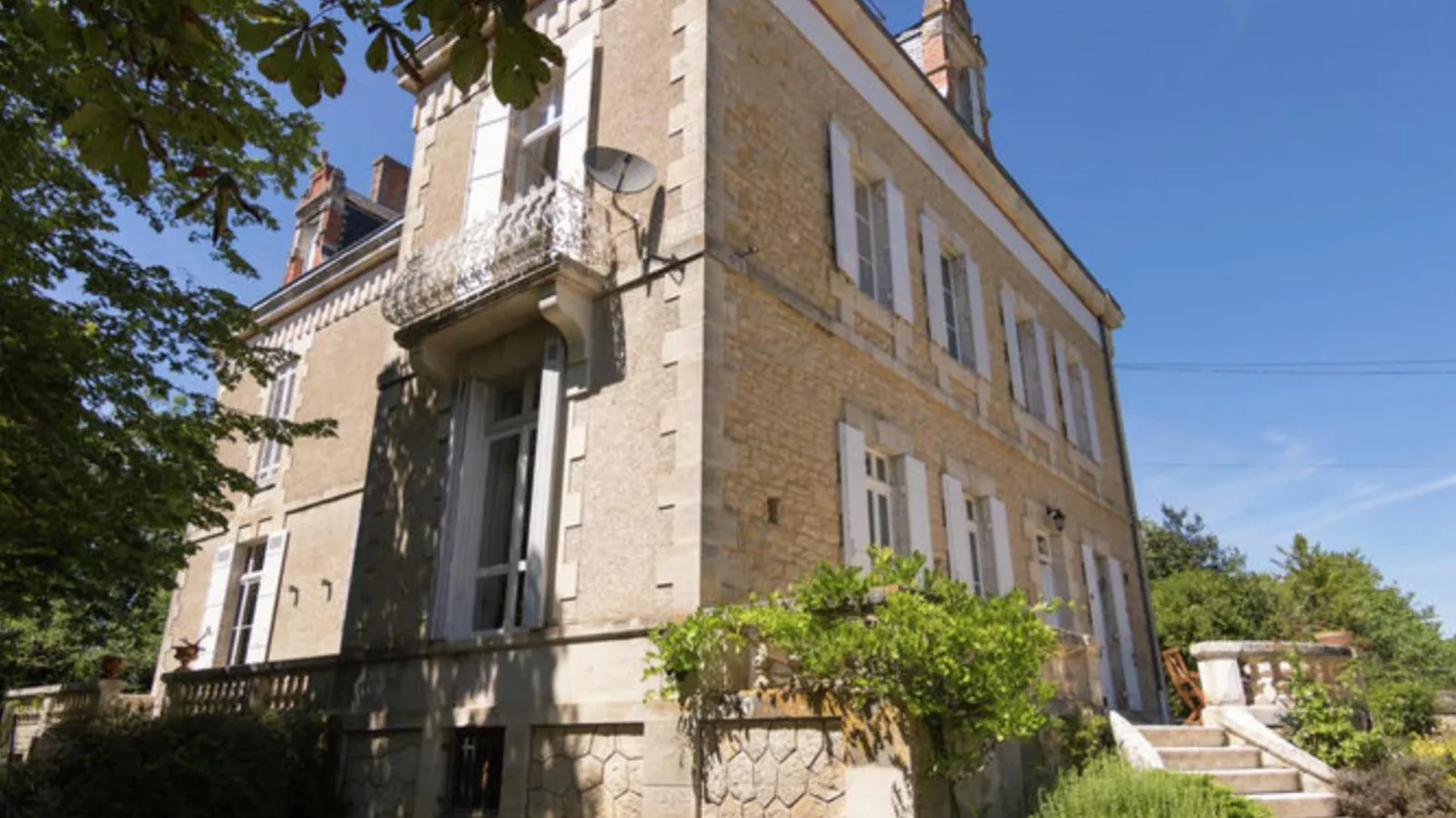 Le Petit Chateau-Exterior summer