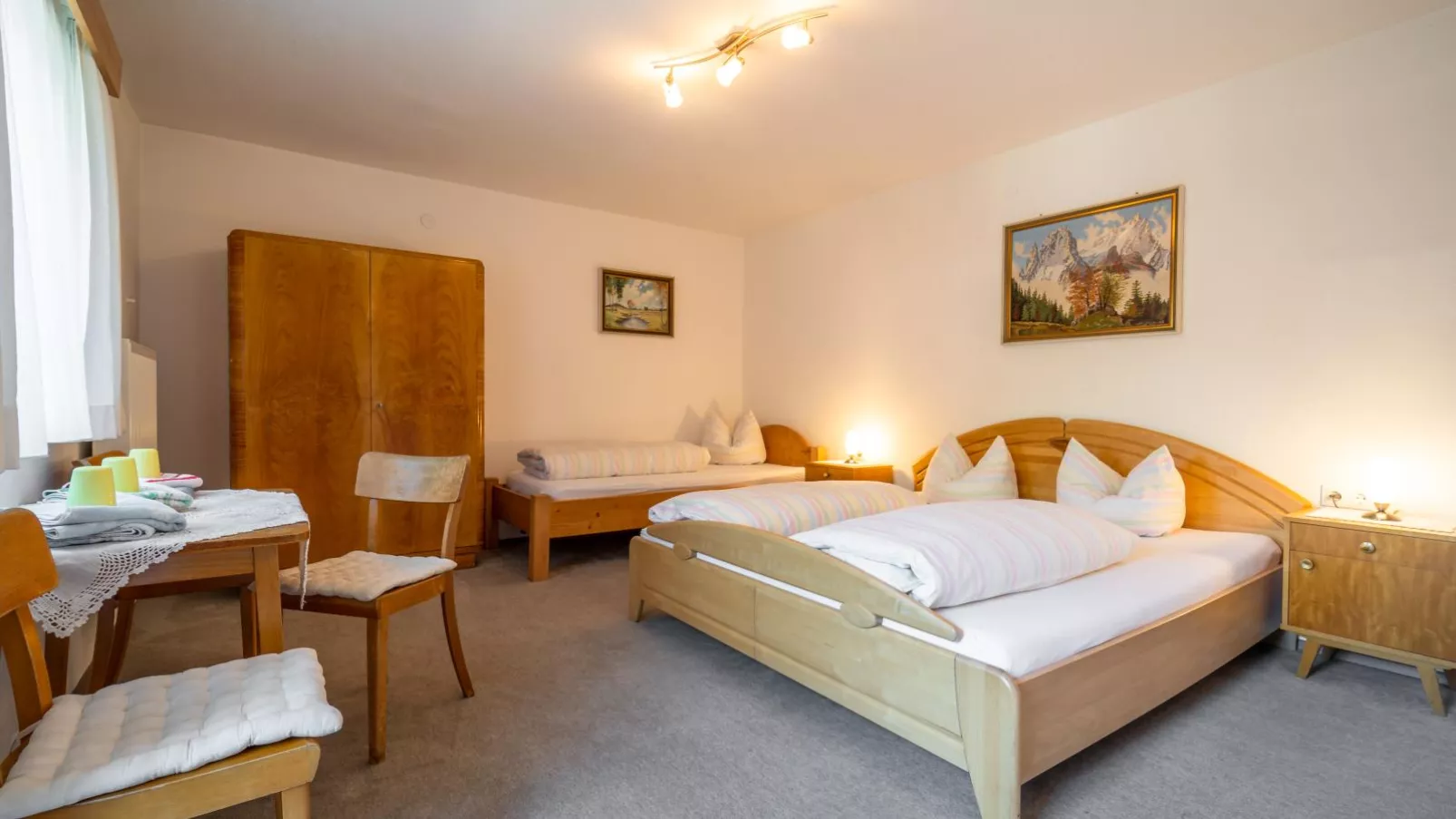 Tiroler Gästehaus-Schlafzimmer