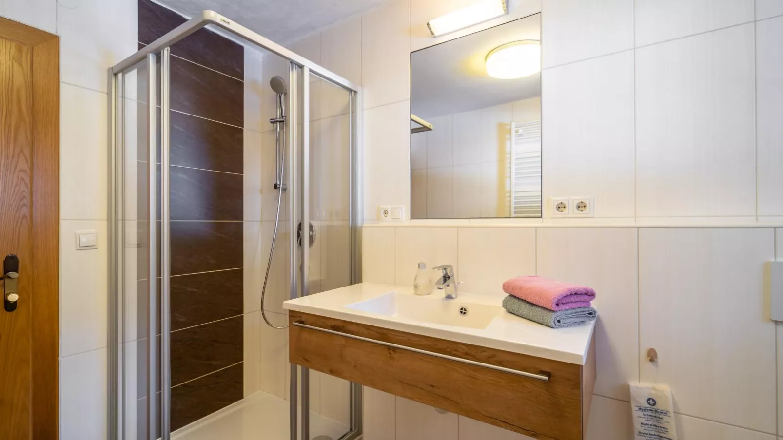 Tiroler Gästehaus-Badezimmer