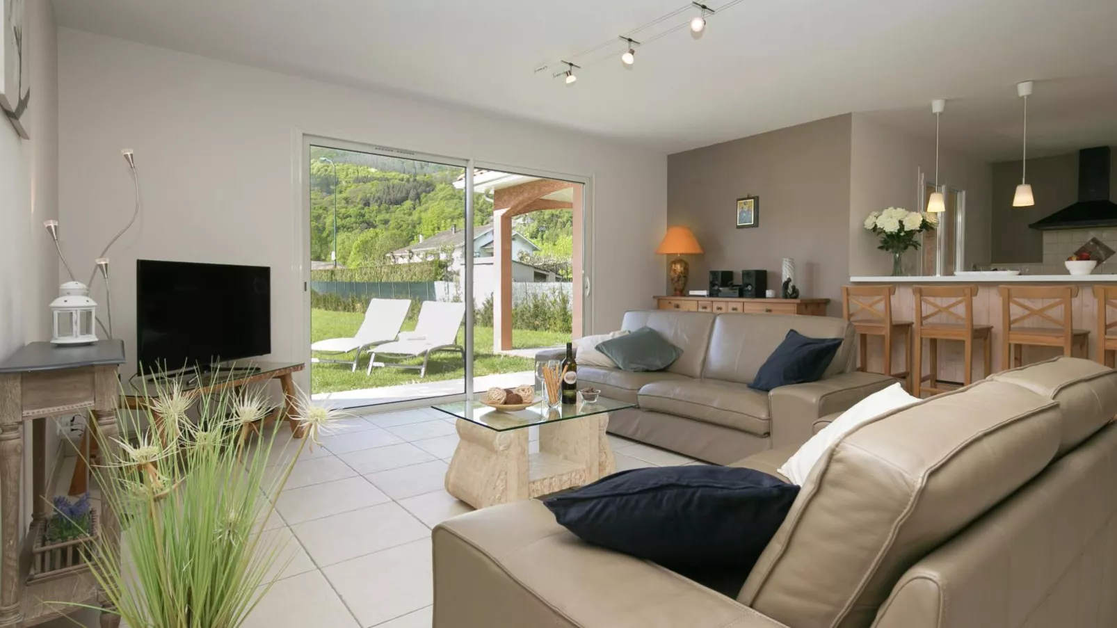 Gite Moderne de Lourdes-Living room