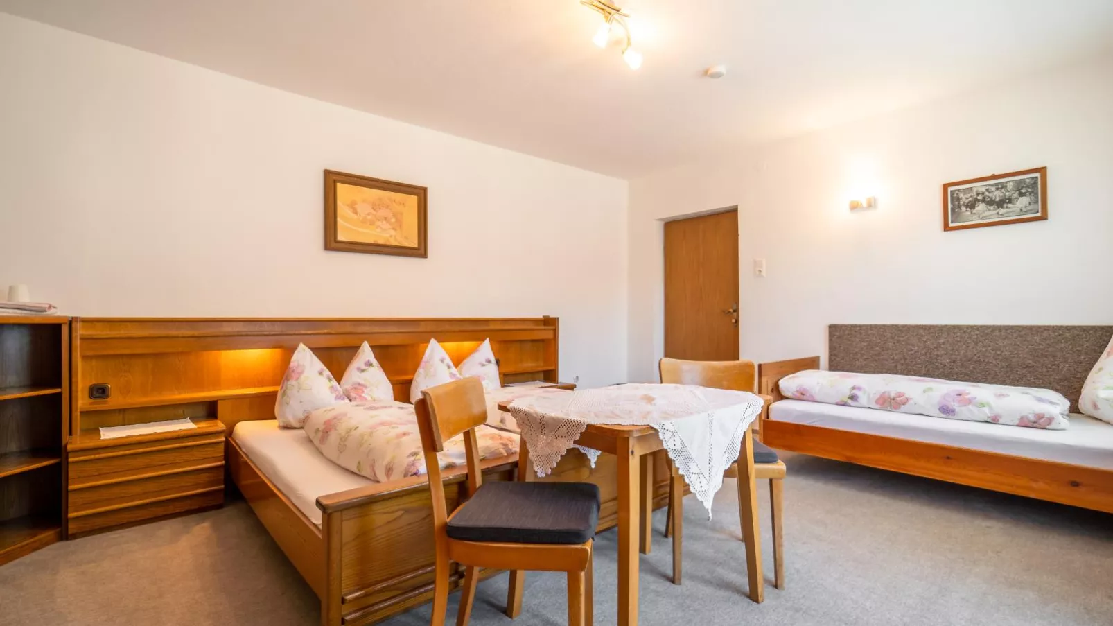 Tiroler Gästehaus-Schlafzimmer
