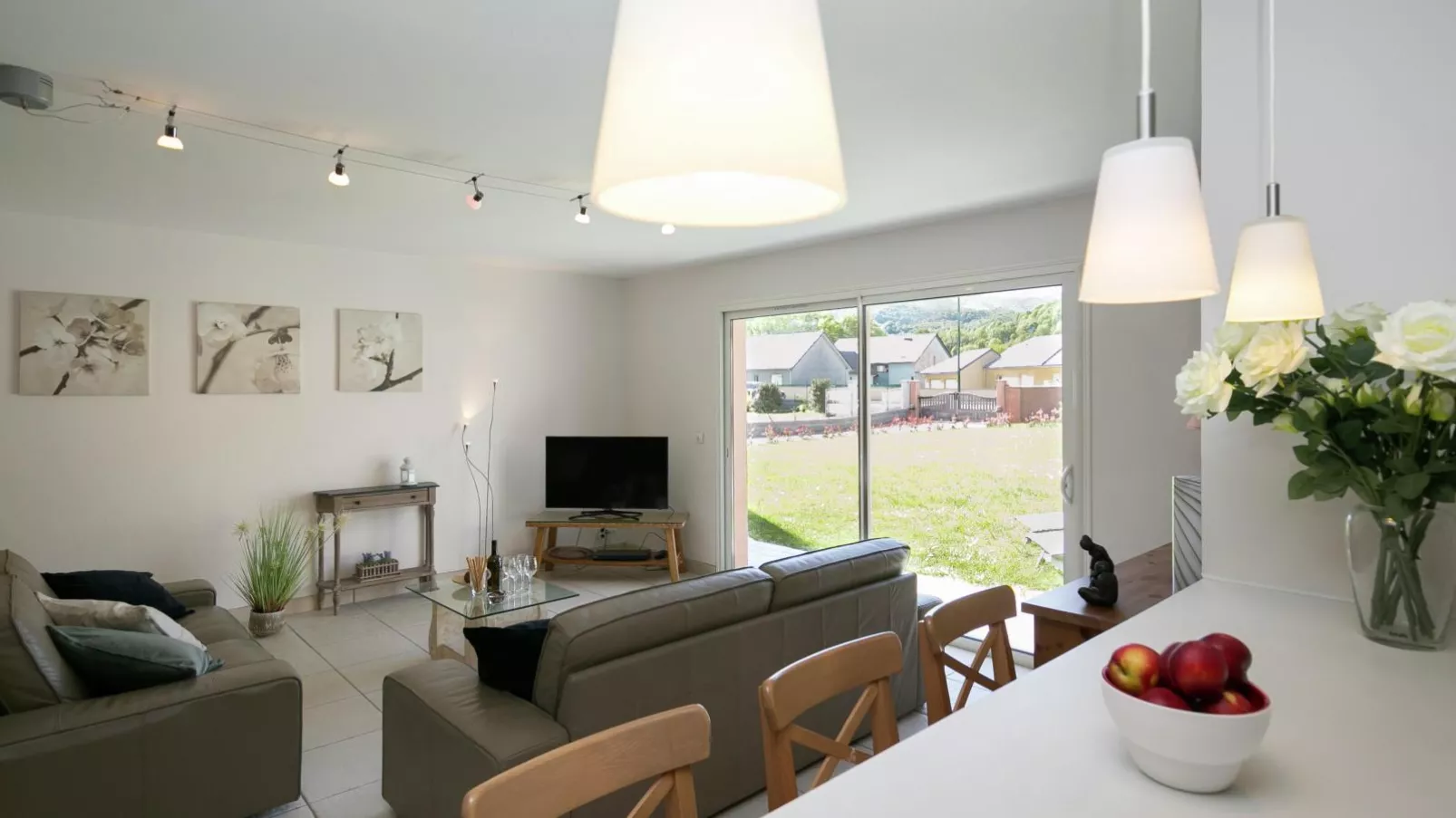 Gite Moderne de Lourdes-Living room