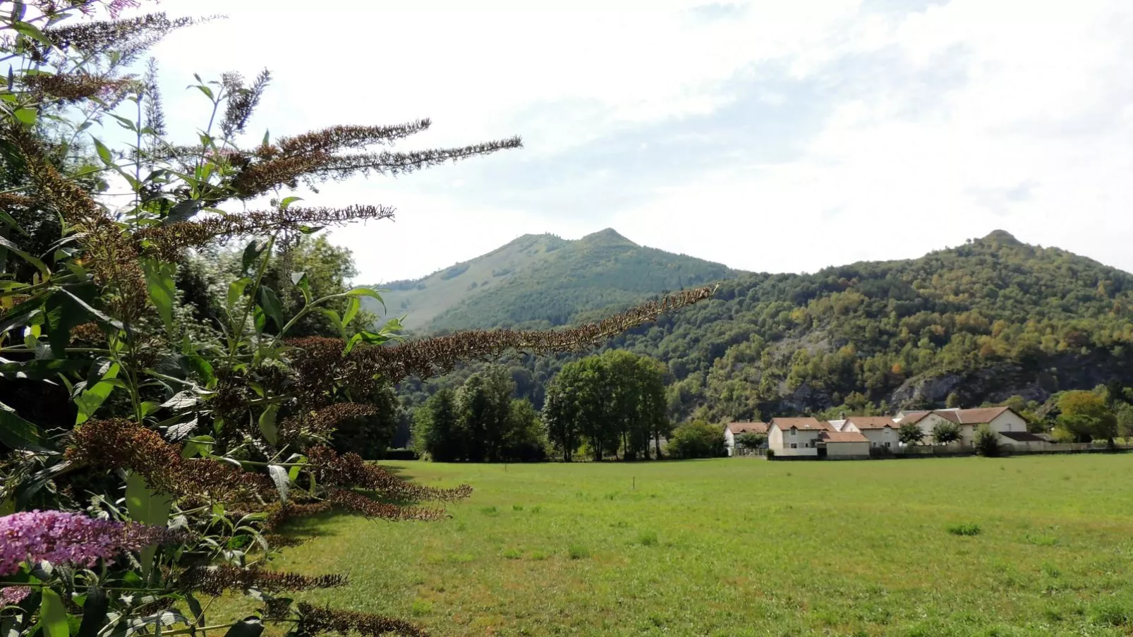 Gite Moderne de Lourdes-View summer