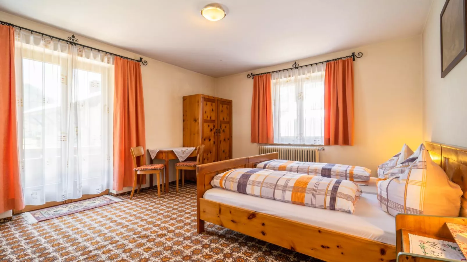 Tiroler Gästehaus-Schlafzimmer