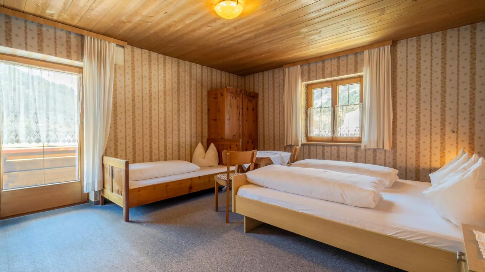 Tiroler Gästehaus-Schlafzimmer