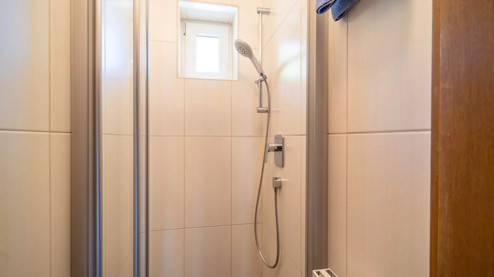 Tiroler Gästehaus-Badezimmer