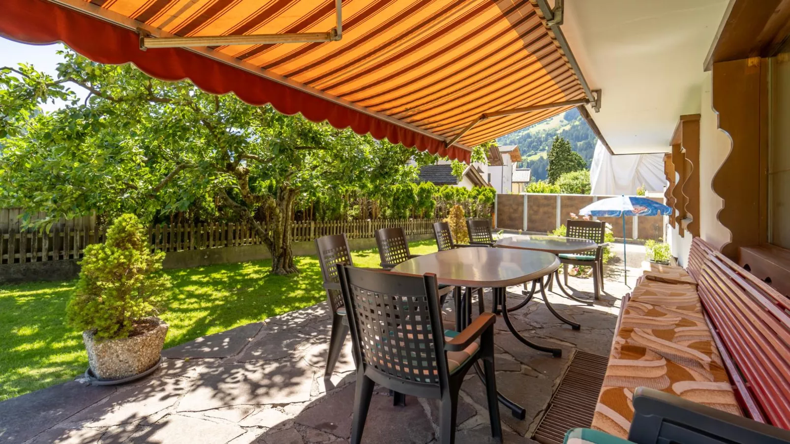 Tiroler Gästehaus-Terrassenbalkon