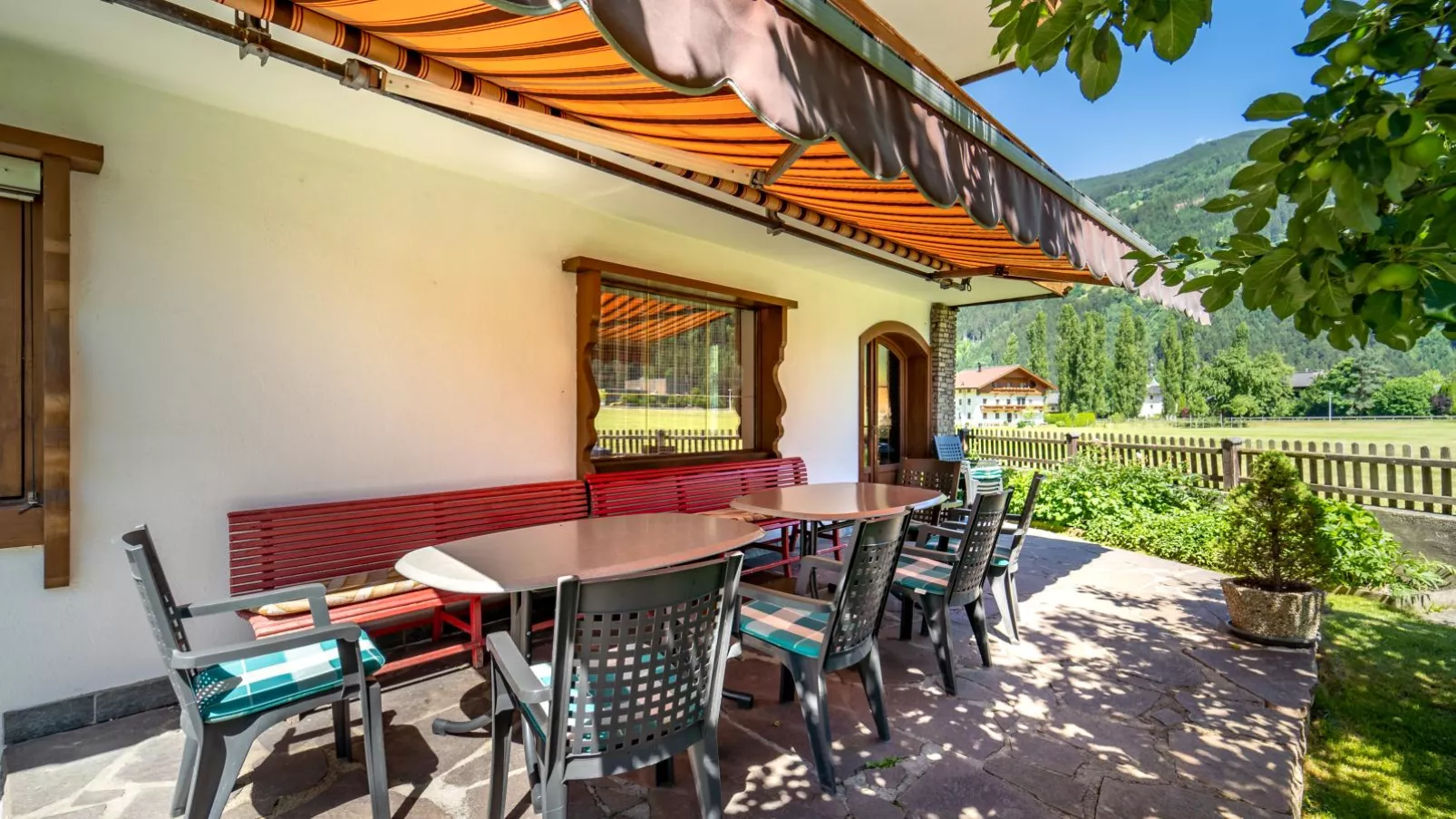 Tiroler Gästehaus-Terrassenbalkon