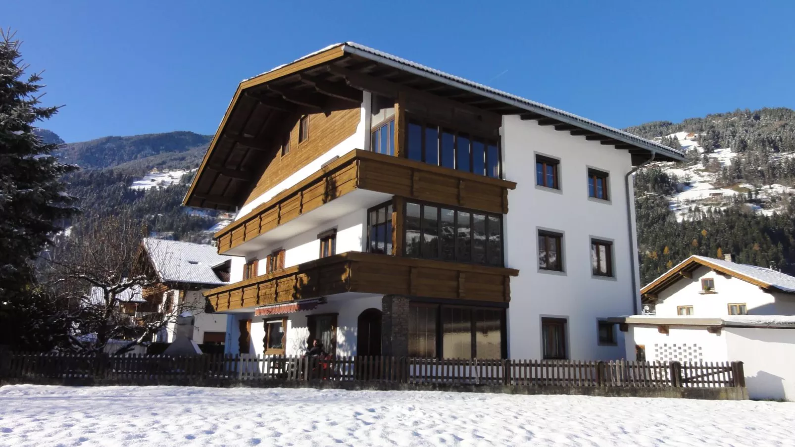 Tiroler Gästehaus-Außenbereich Winter