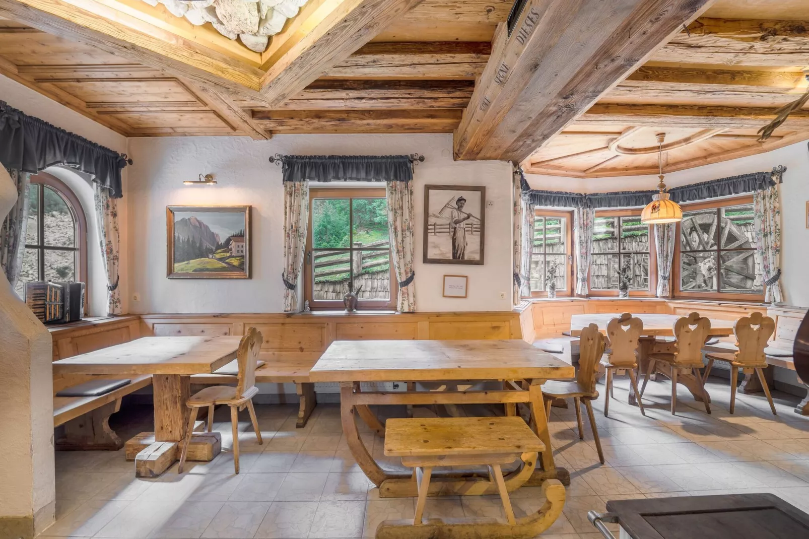 Herzebenalm-Dining room
