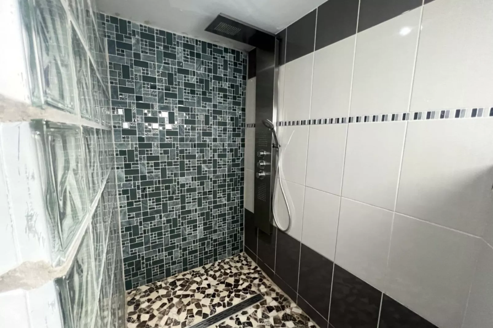 Magnifique maison de vacances pour 10 adultes avec pscine intérieure  Sauna Bains à remous et  Hamam-Salle de bain
