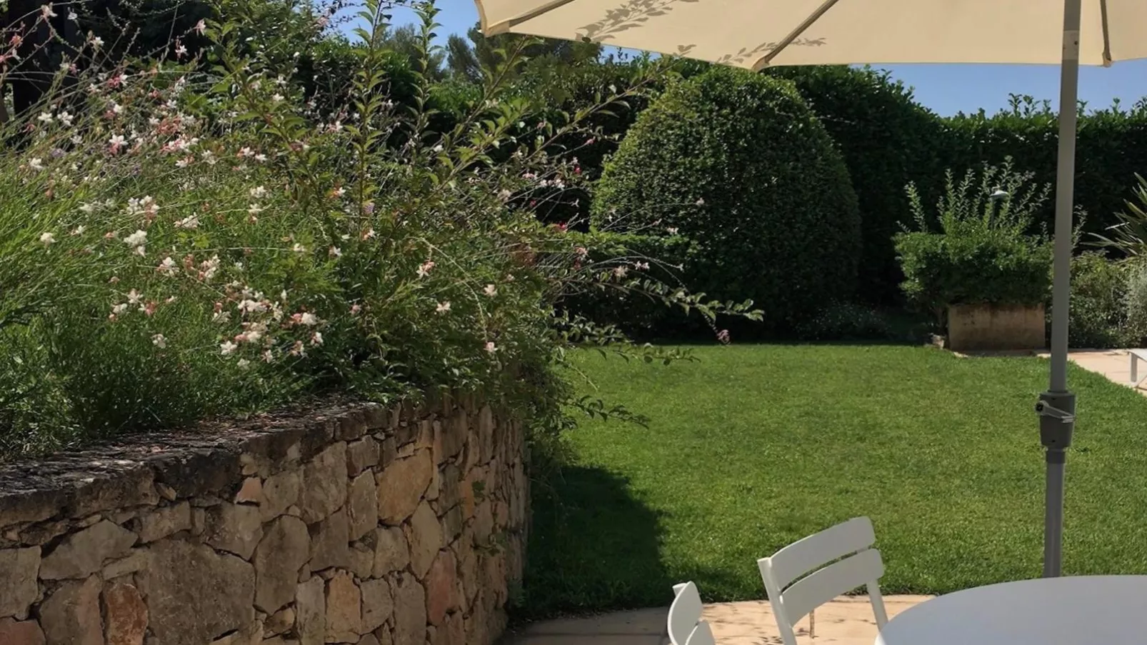 Maison l Arc-Gardens summer