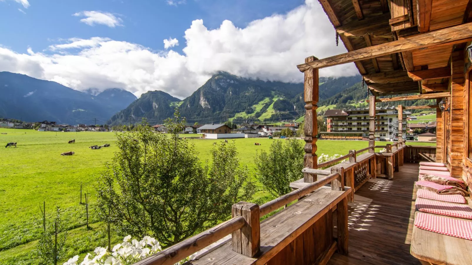 Blick zum Mayrhofen-Balcon-terrasse
