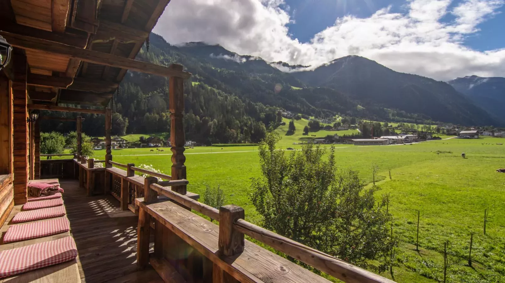 Blick zum Mayrhofen-Balcon-terrasse