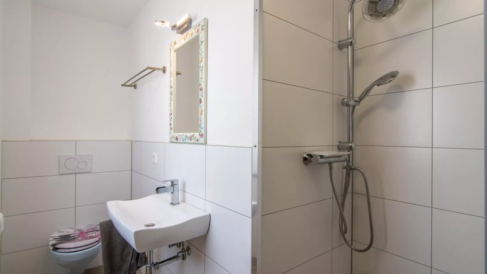 Regenbogenhaus-Bathroom