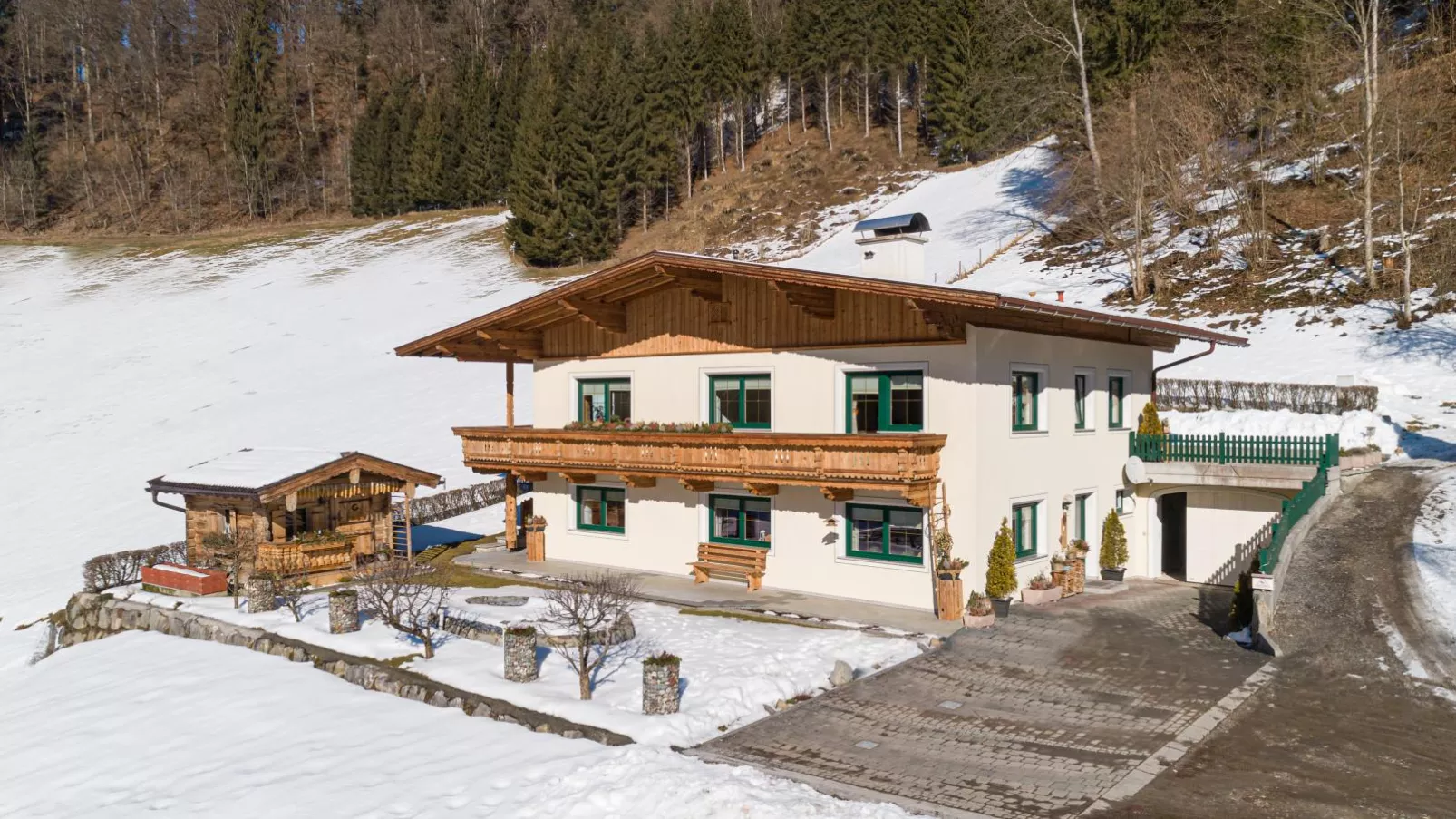 Haus am Waldrand-Exterior winter