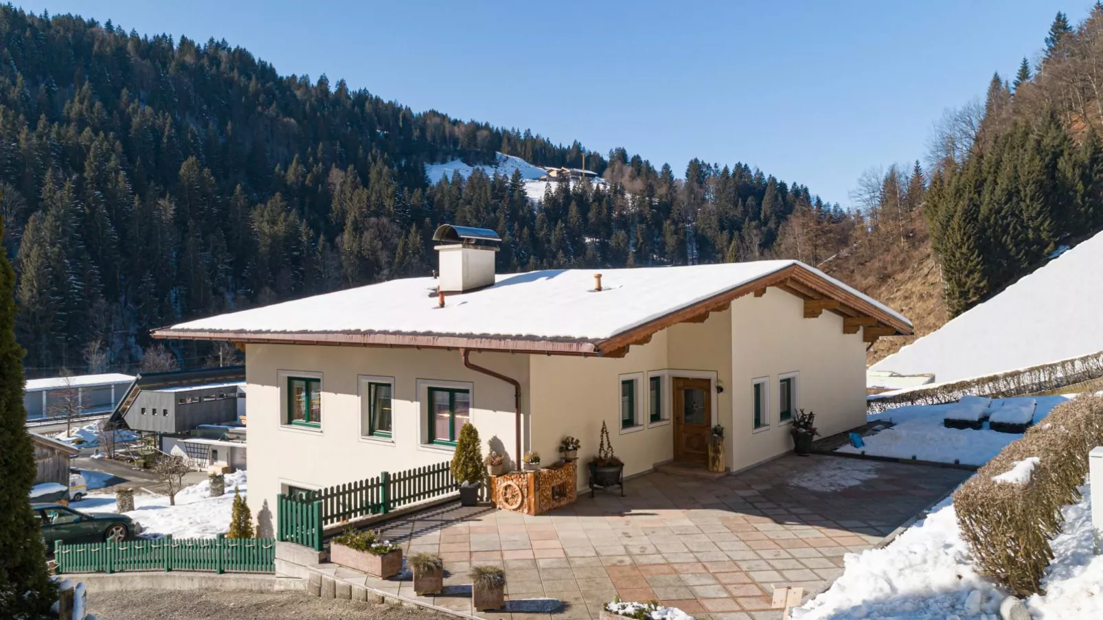 Haus am Waldrand-Exterior winter