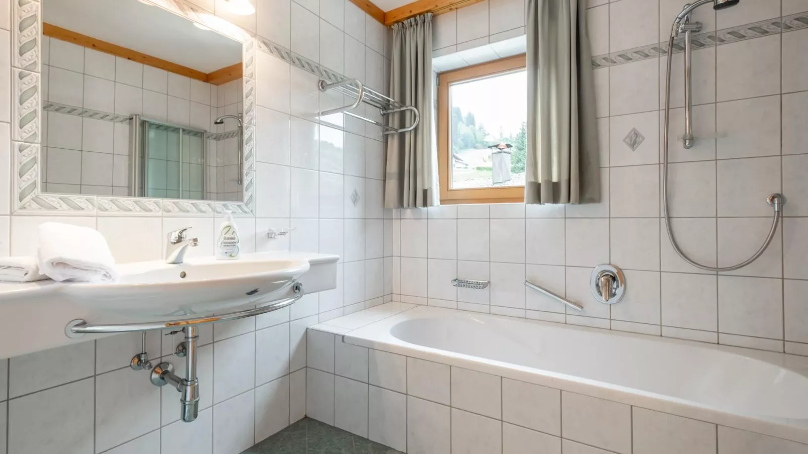 Mooshäusl Large-Bathroom
