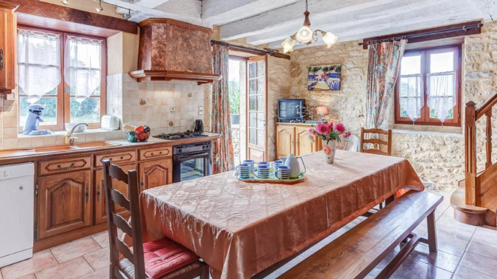 Gite Le Croix du Notaire-Dining room