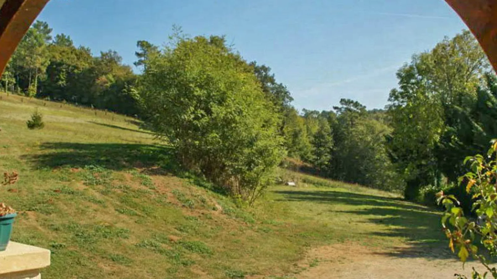 Gite Le Croix du Notaire-Gardens summer