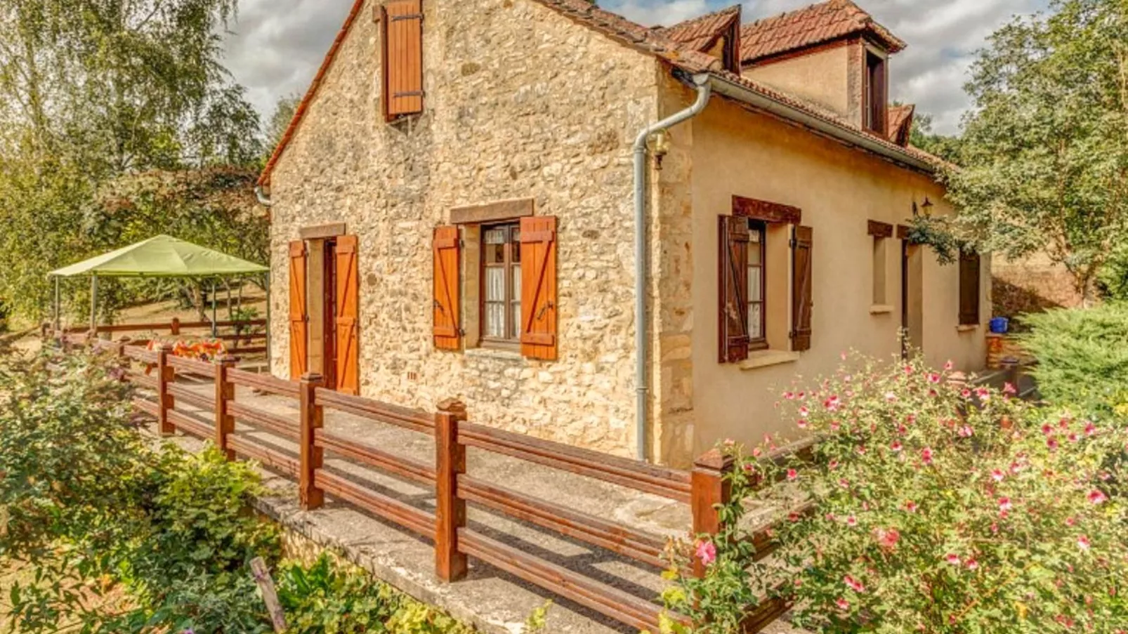 Gite Les Terrasses-Exterior summer