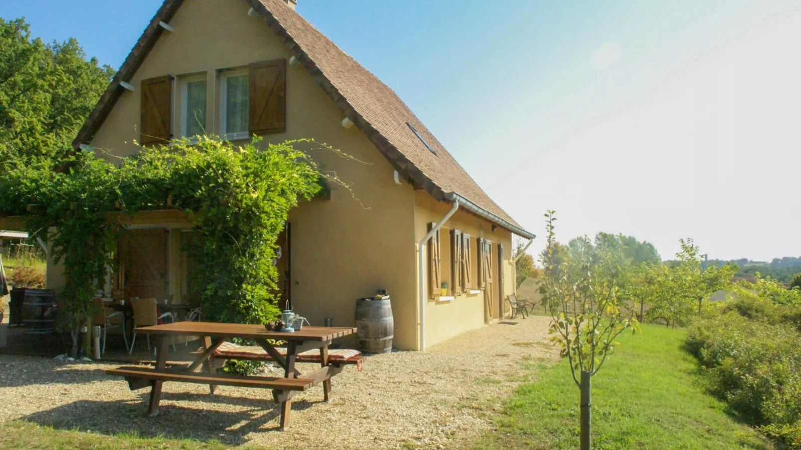 Gite LEysalle-Exterior summer