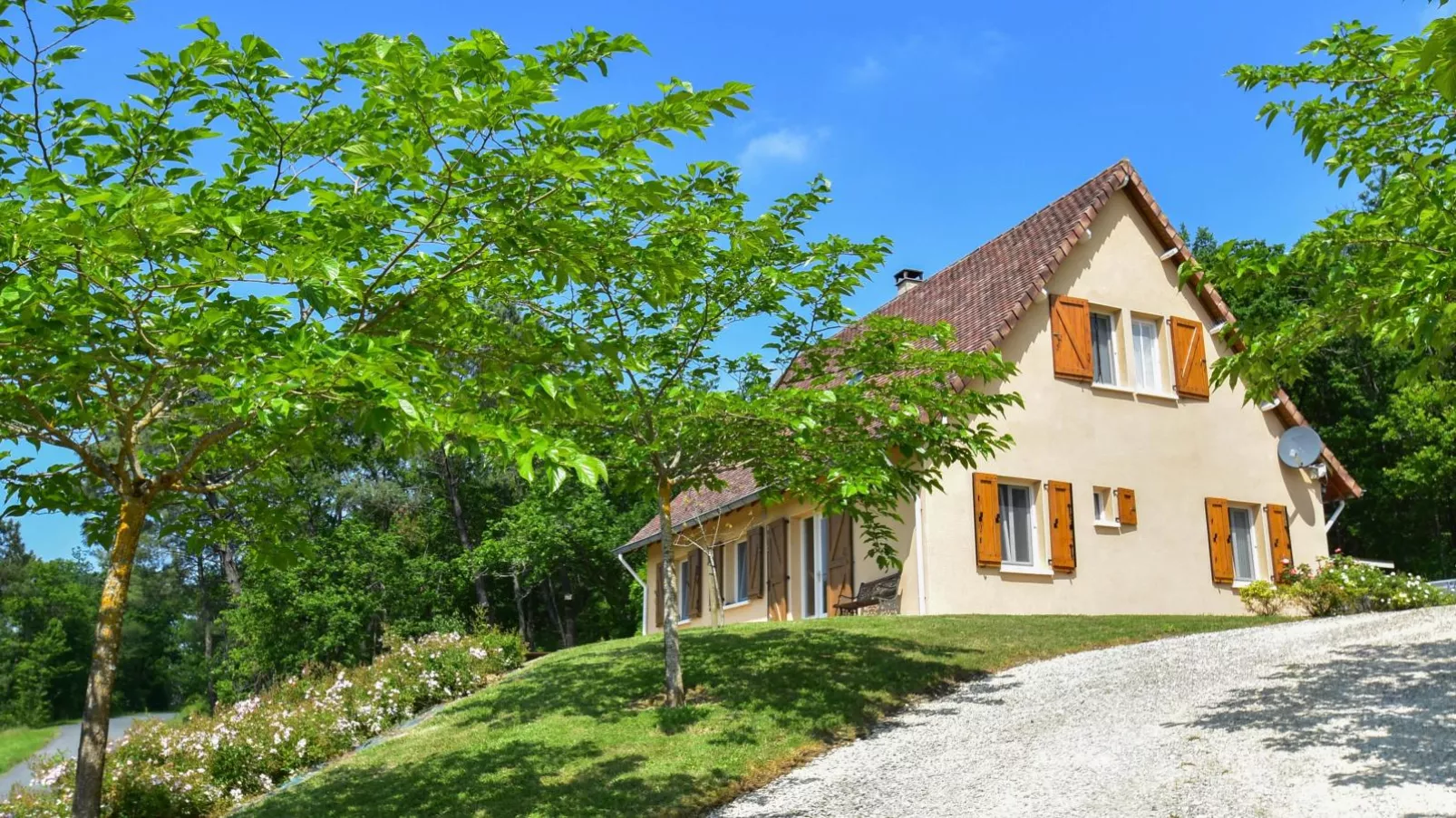Gite LEysalle-Exterior summer