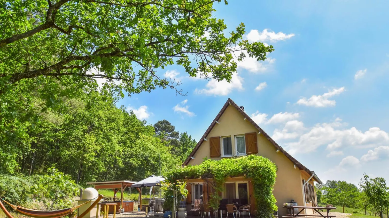 Gite LEysalle-Exterior summer