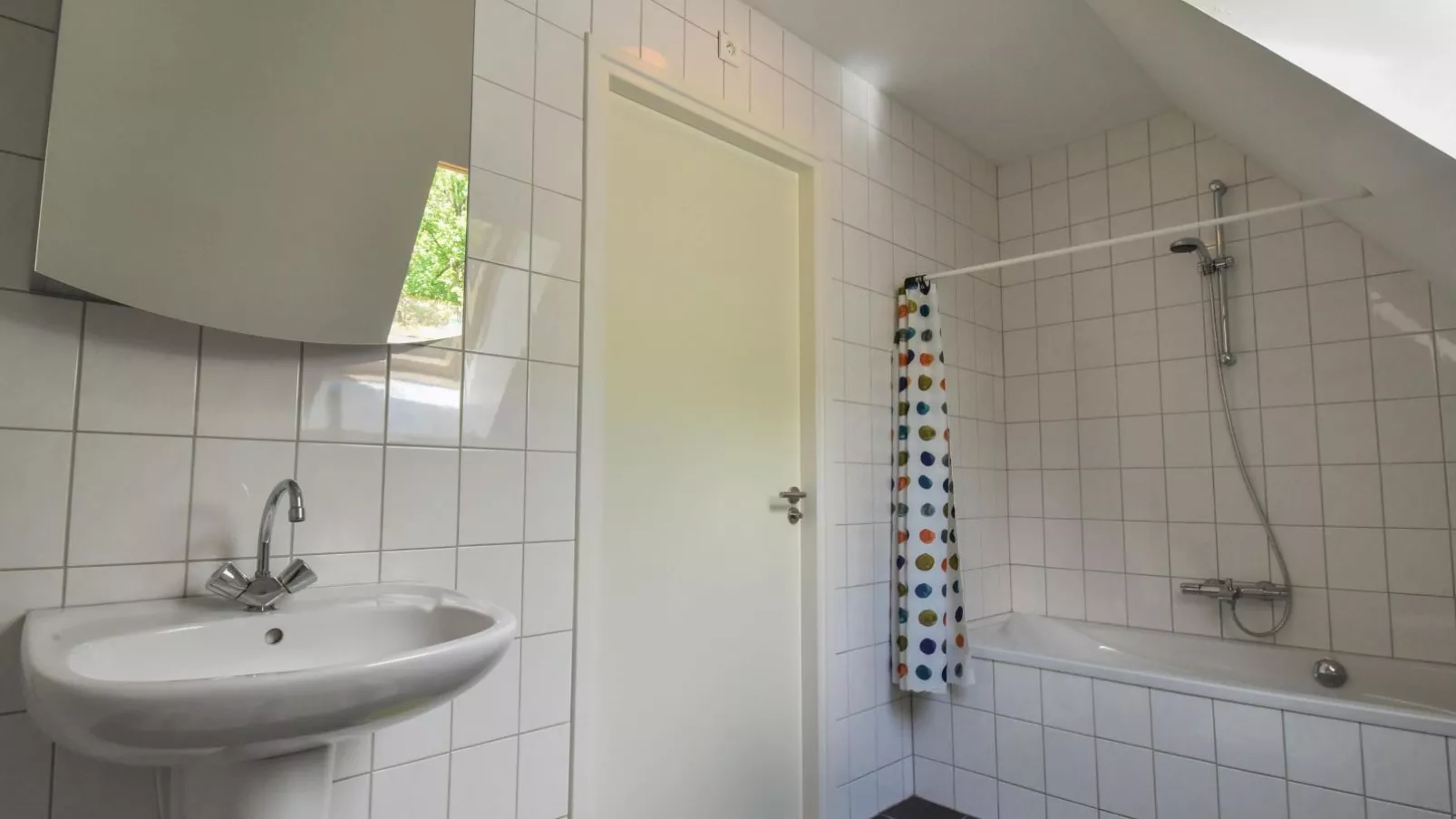 Gite LEysalle-Bathroom
