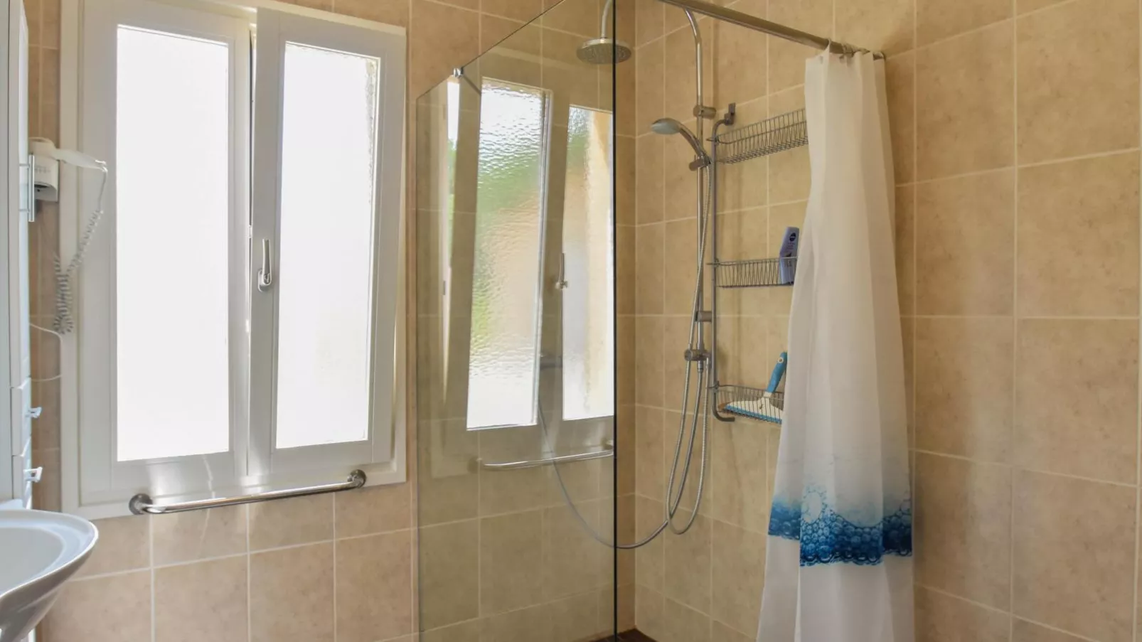 Gite LEysalle-Bathroom