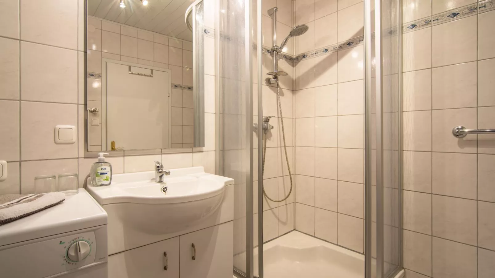Apartment Larcher-Bathroom
