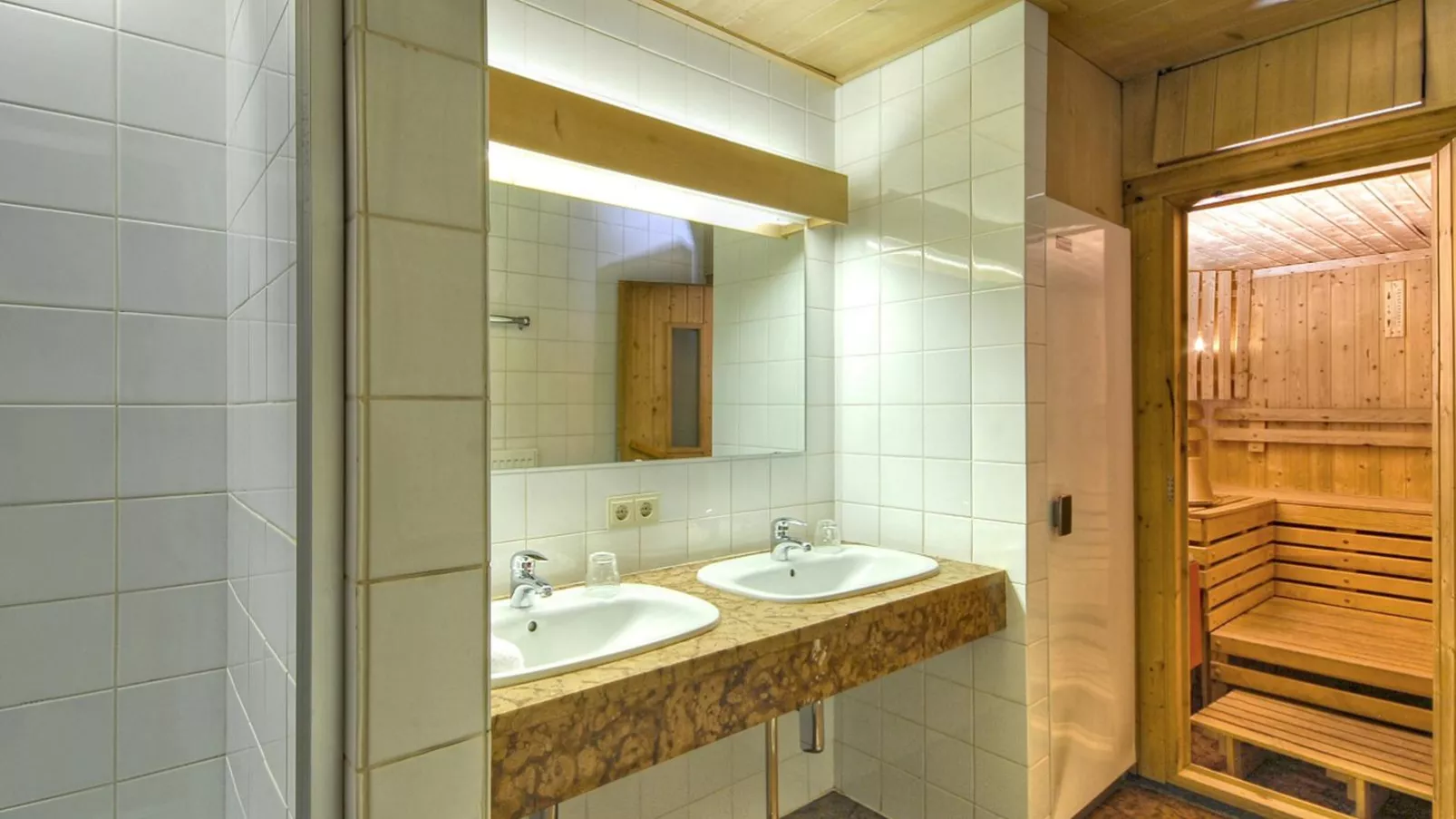 Matrei Park 55-Bathroom