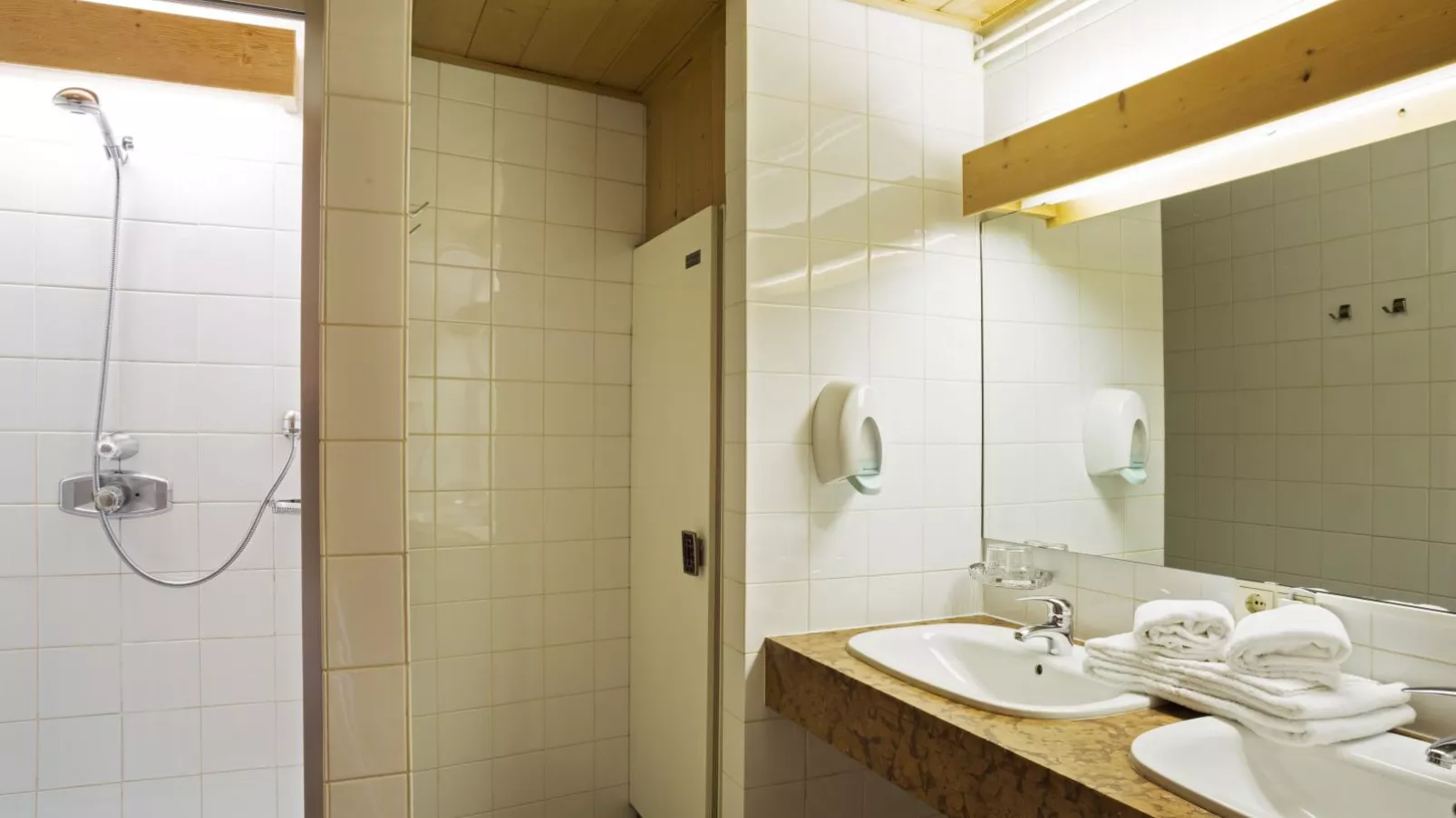 Matrei Park 45-Bathroom