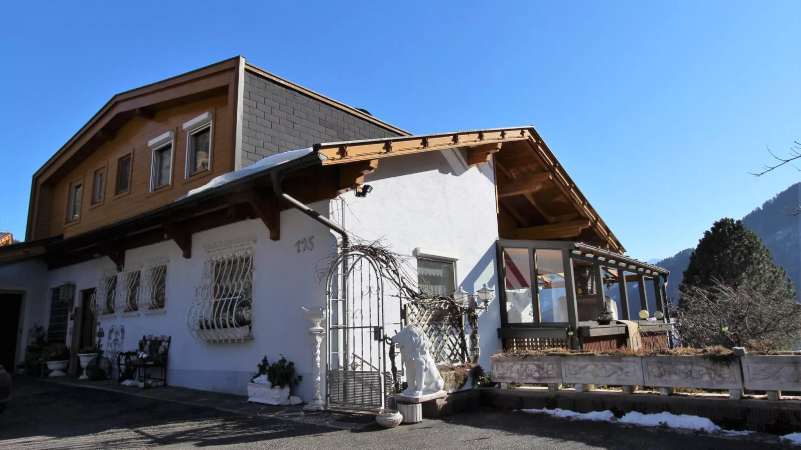Schmitzer-Exterior winter