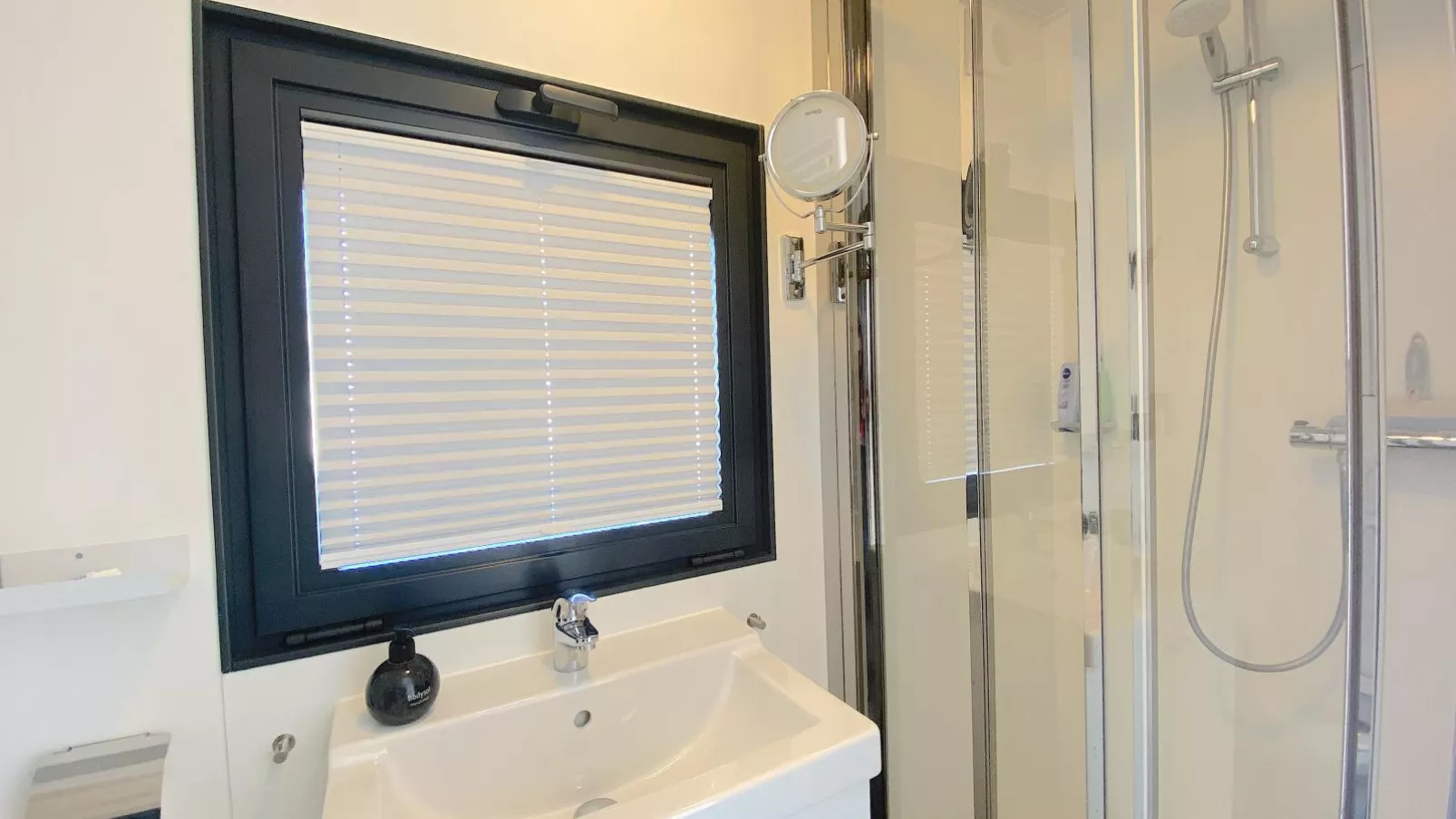 Woonboot Bertan-Bathroom