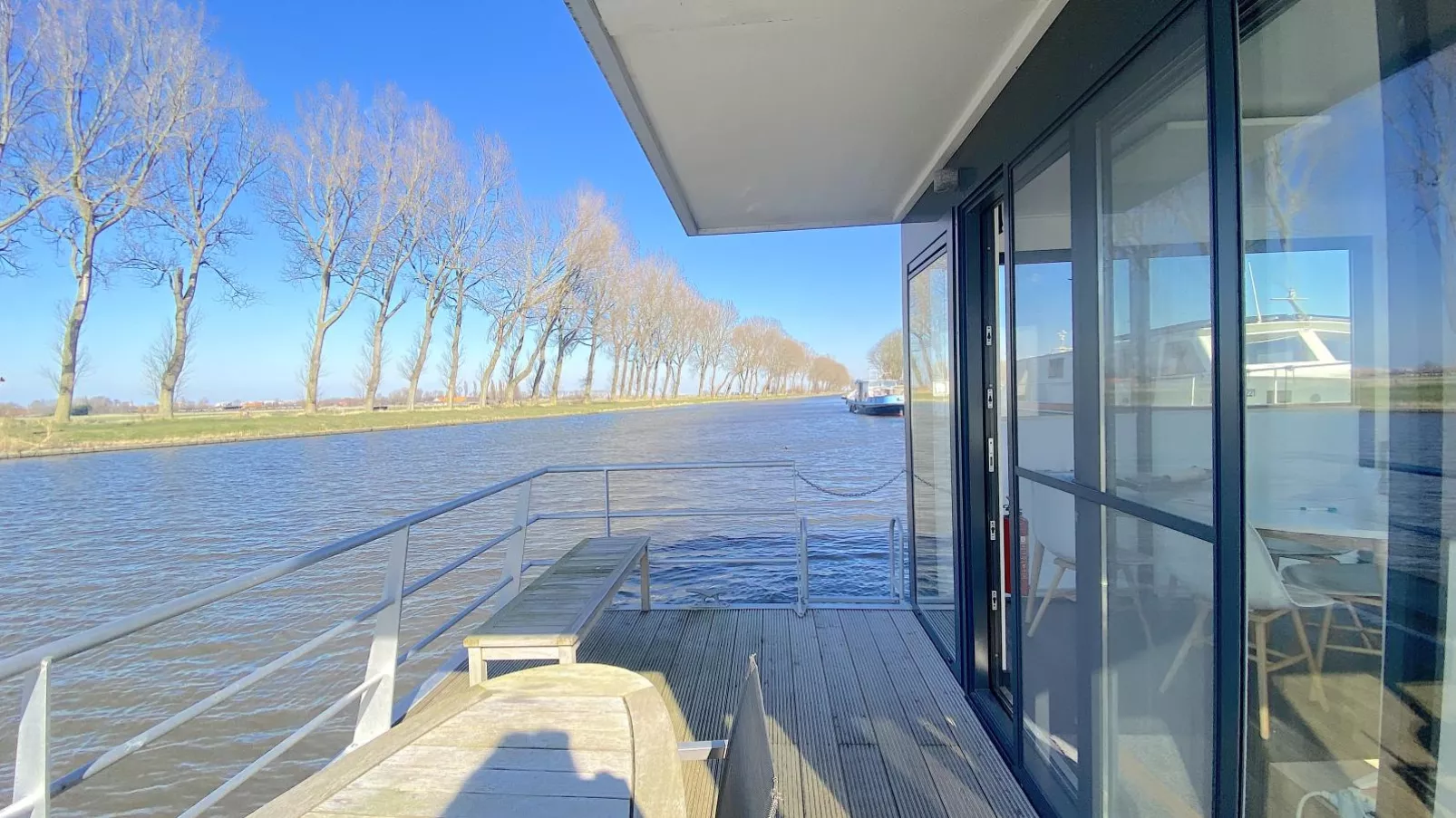 Woonboot Bertan-View summer