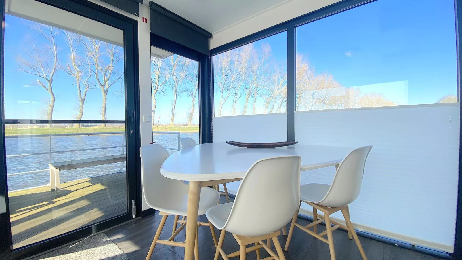 Woonboot Bertan-Dining room