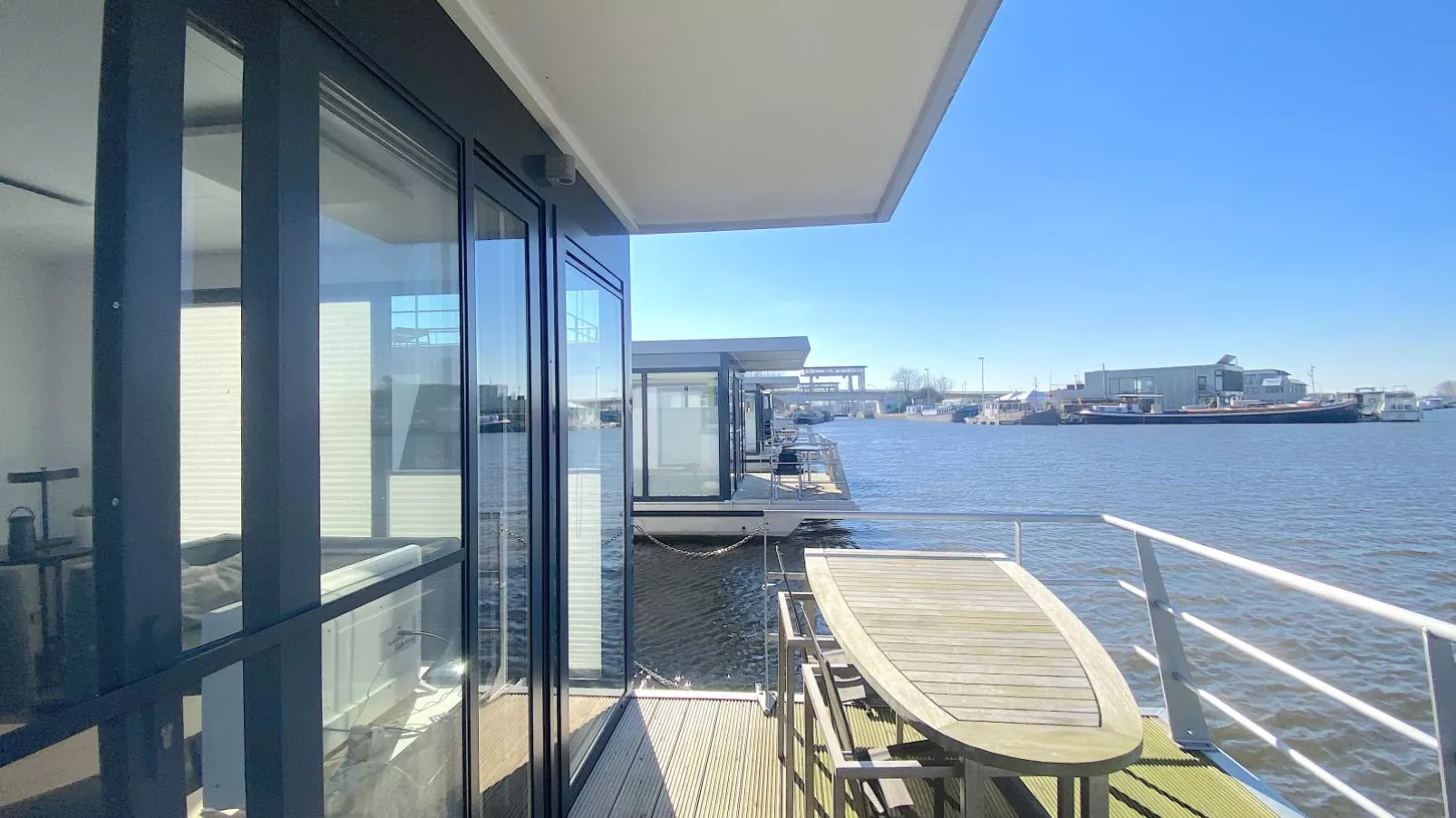 Woonboot Bertan-Terrace balcony