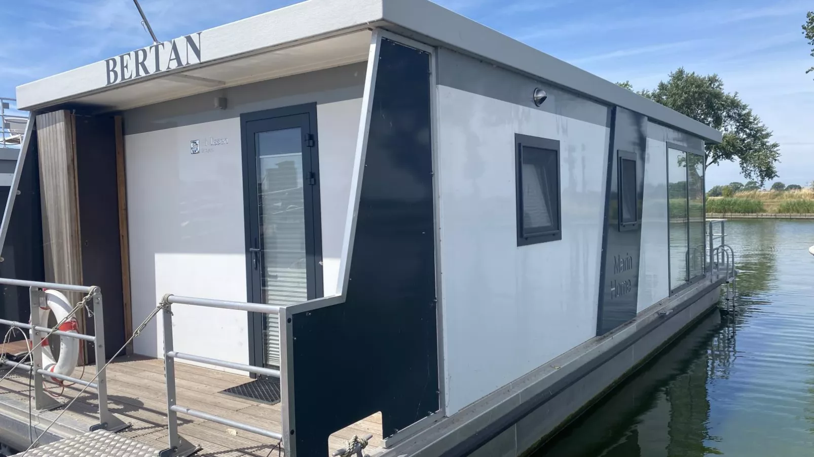 Woonboot Bertan-Exterior summer