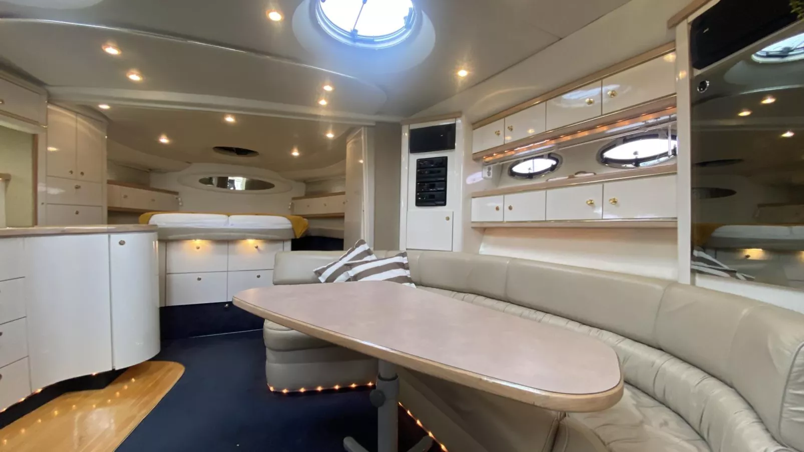 Boot Singa-Living room