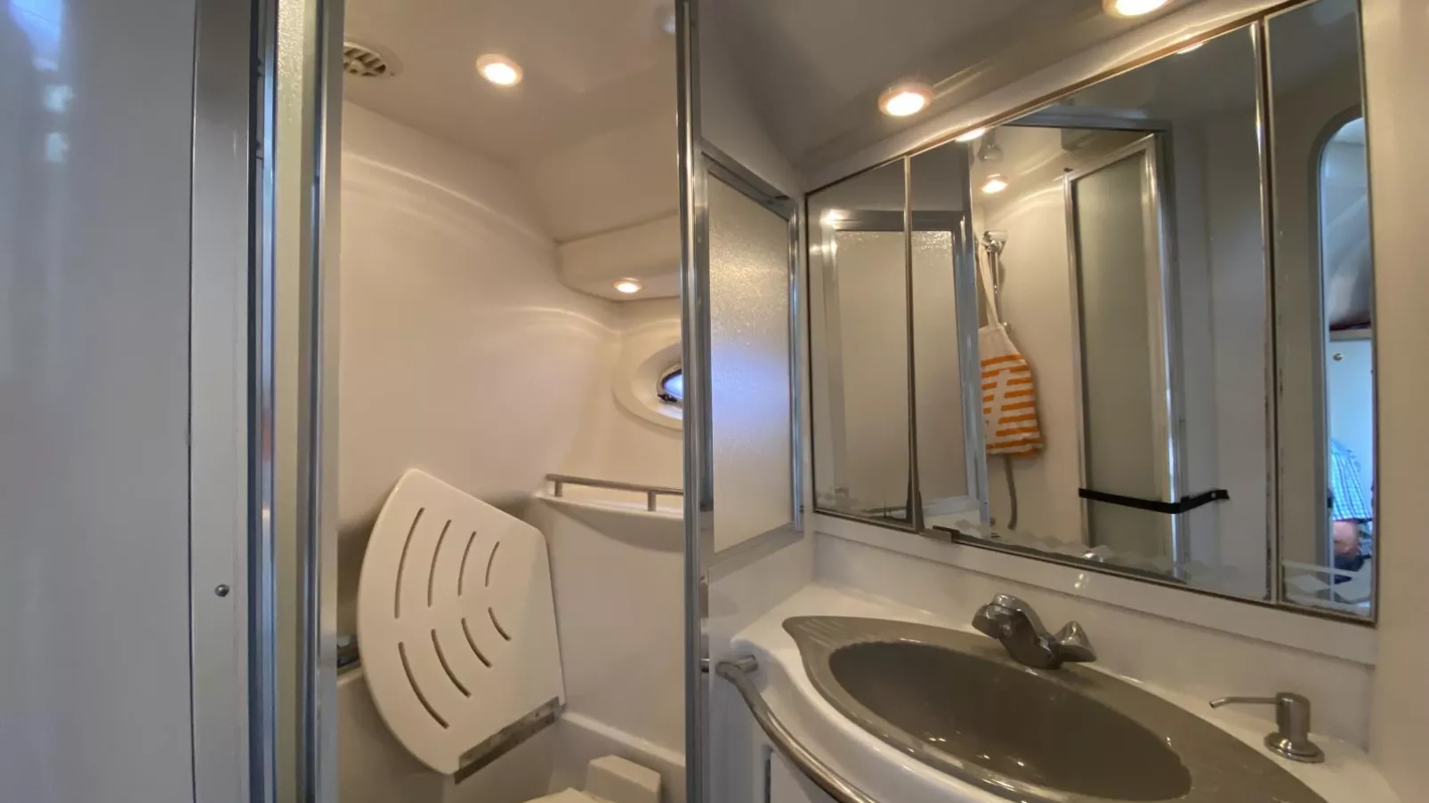 Boot Singa-Bathroom