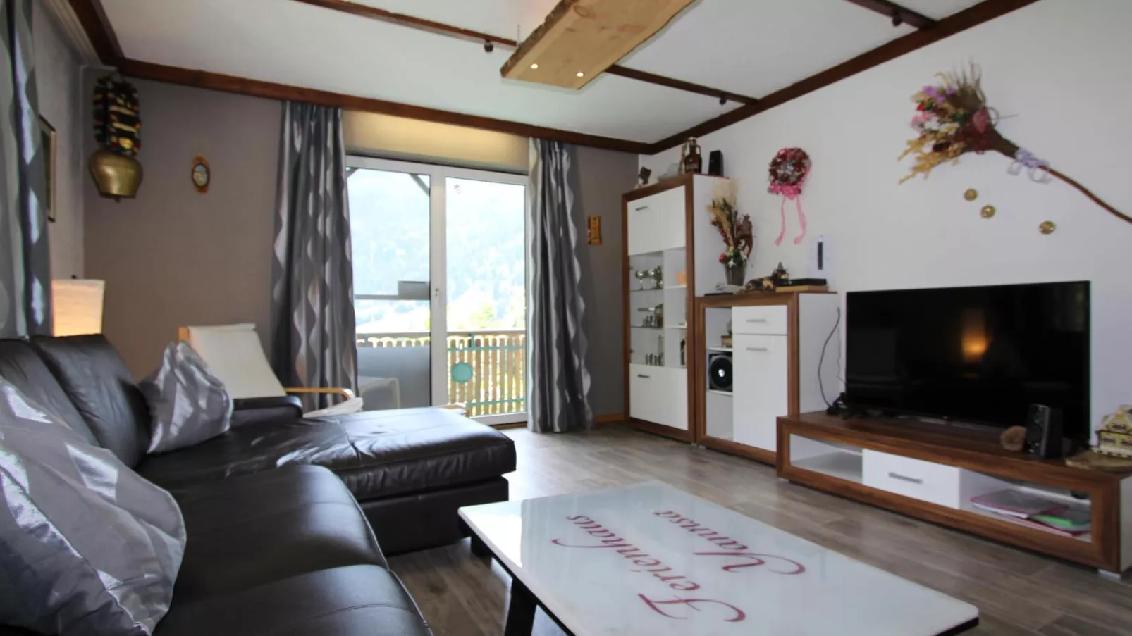 Yannsa-Living room