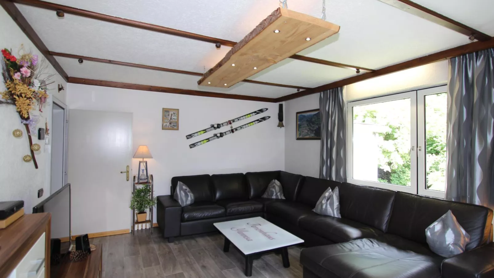 Yannsa-Living room