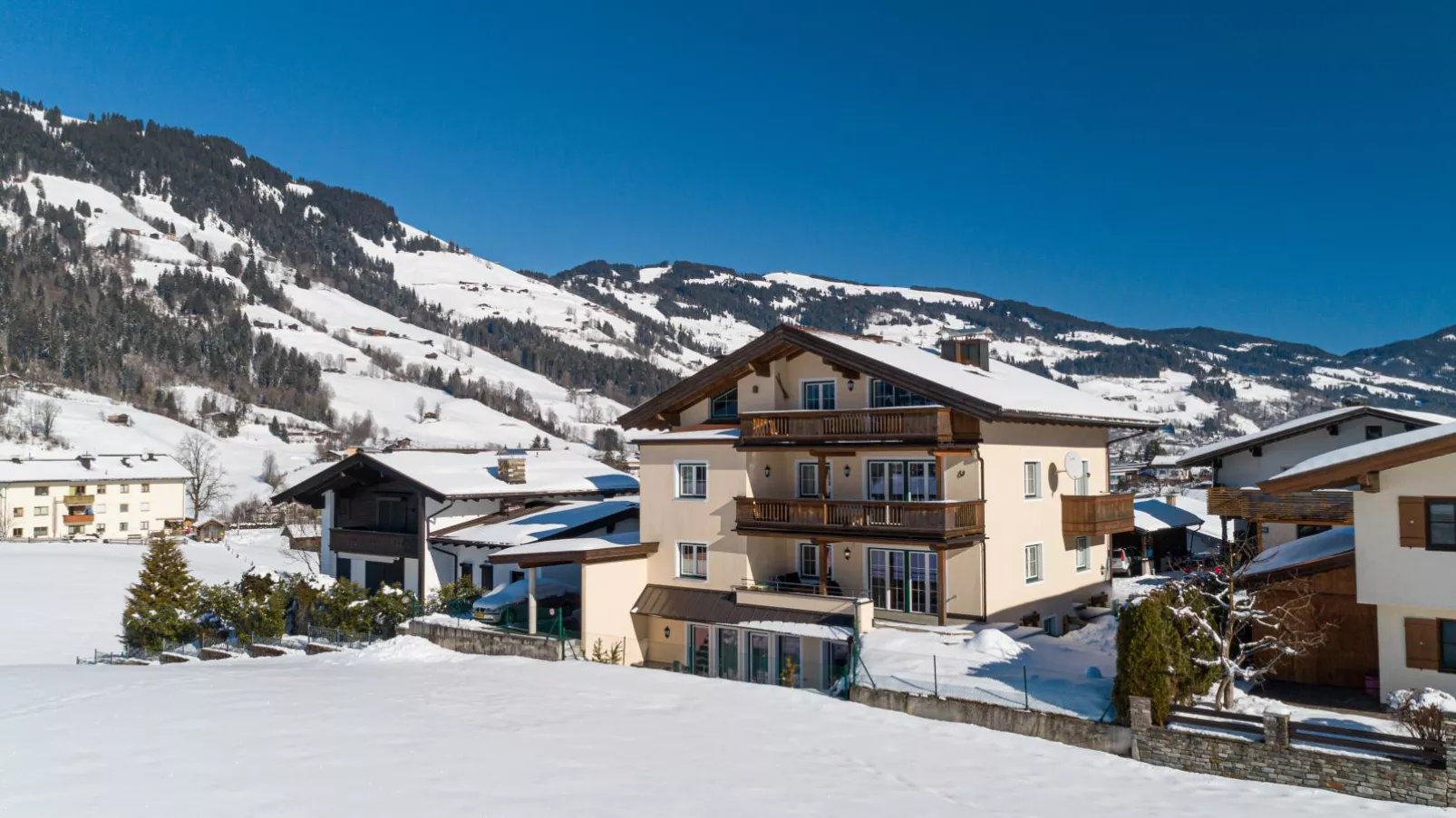 Monekwie-Exterior winter