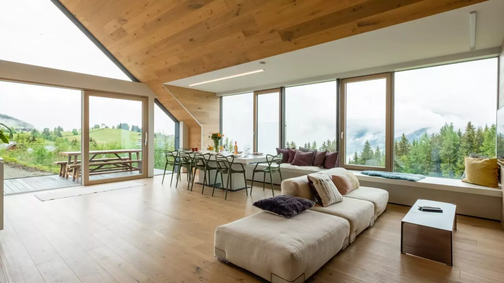Lakan Lodge-Living room
