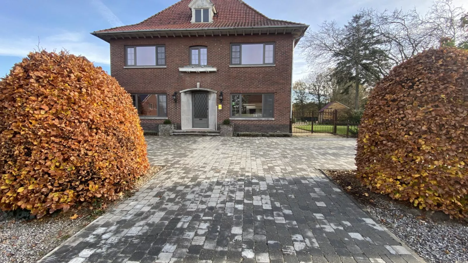 Secretarishuis-Exterior summer