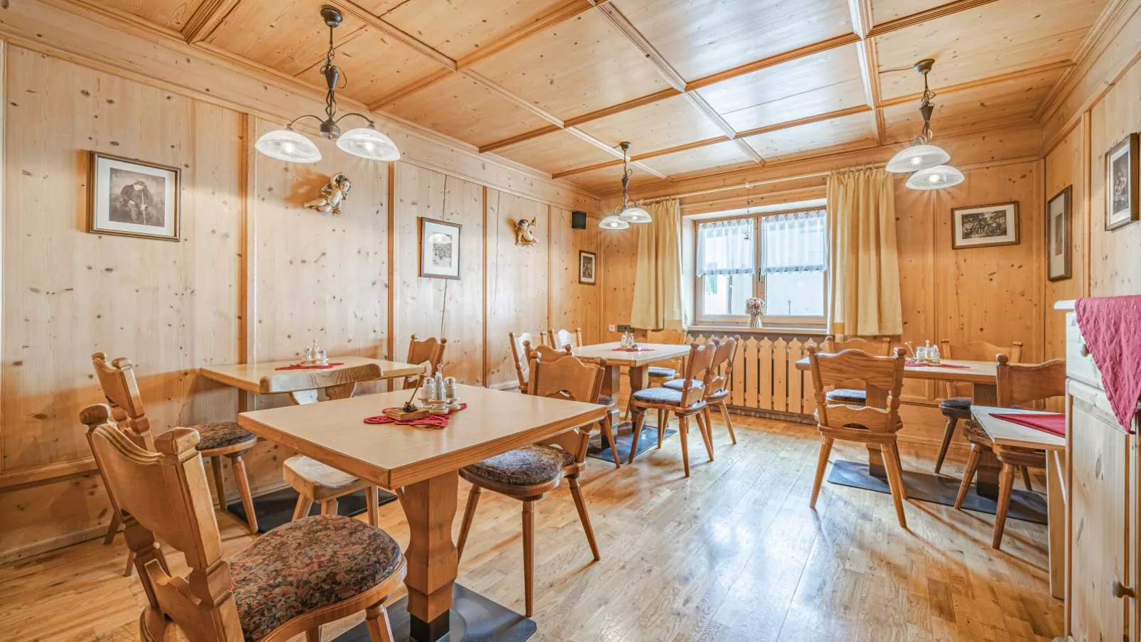 Maria Rose XXL-Dining room