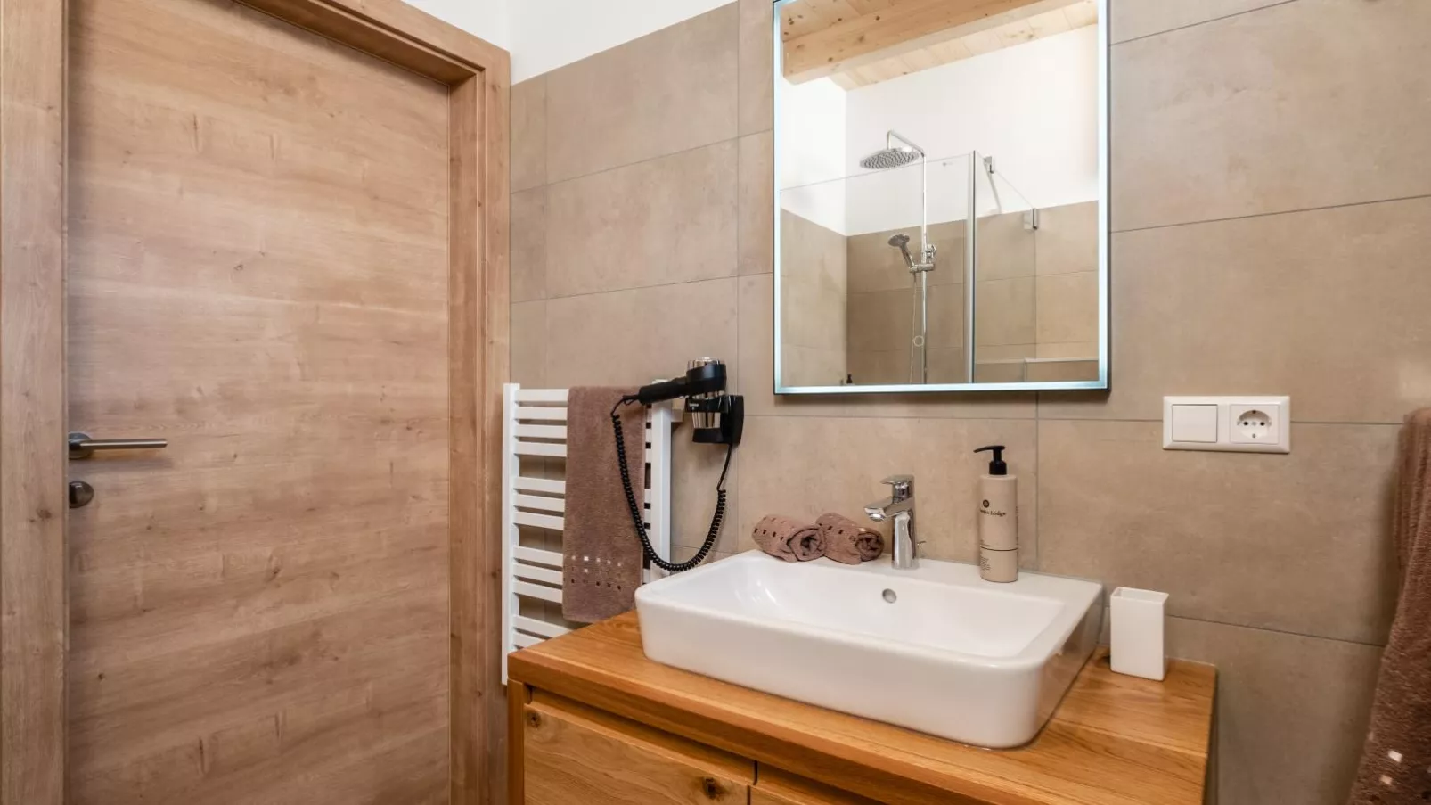 Edelweiss Lodge-Bathroom