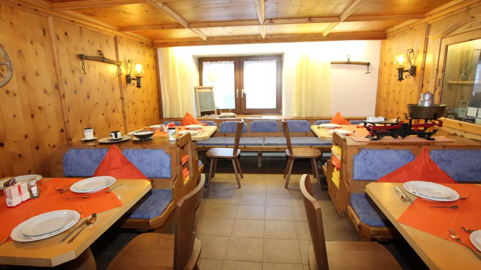 Bergheimat XL-Dining room
