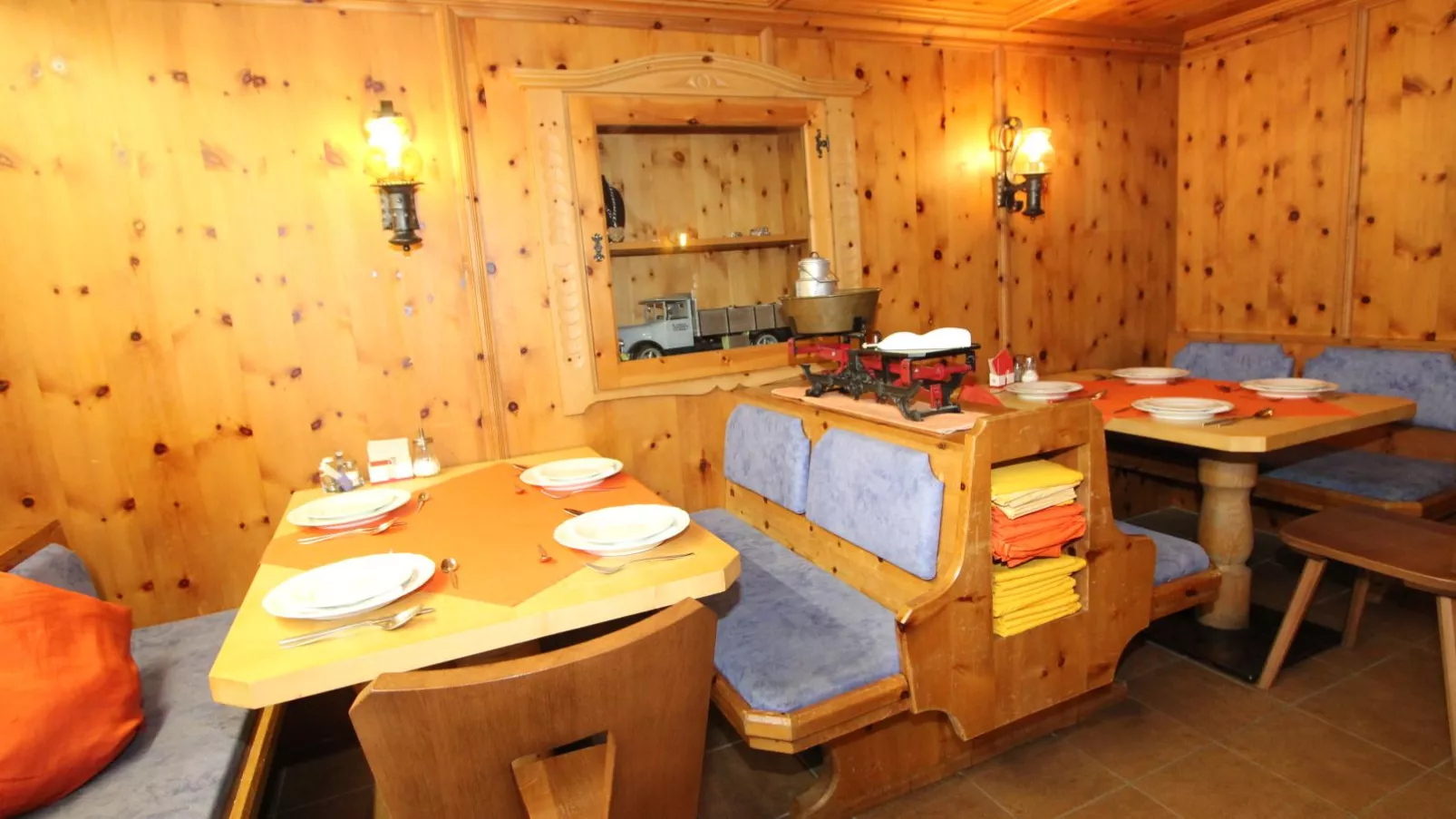 Bergheimat XL-Dining room